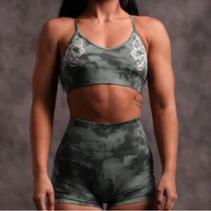 She Wolves Forever Seamless Everson
Shorts in Lush Green Marble | Darc Sports